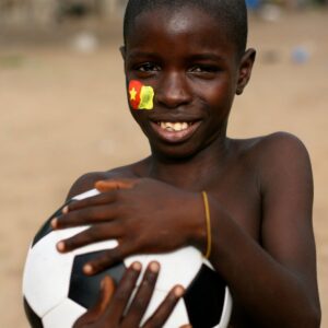 Enfant souriant avec ballon de soccer