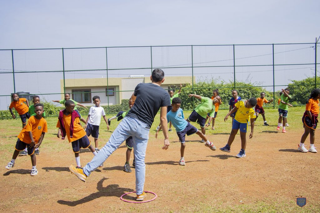 Adulte menant un jeu avec des enfants à l'extérieur